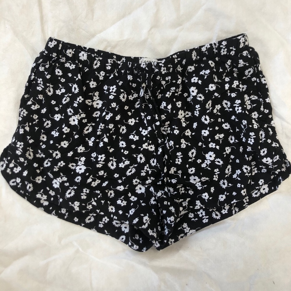Garage White floral shorts with pockets sz XS